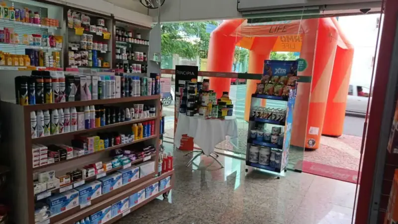Entrada da loja com displays de suplementos esportivos