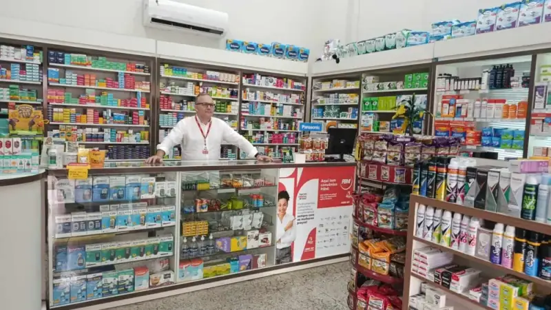 Farmacêutico atrás do balcão de atendimento da Farma Diet