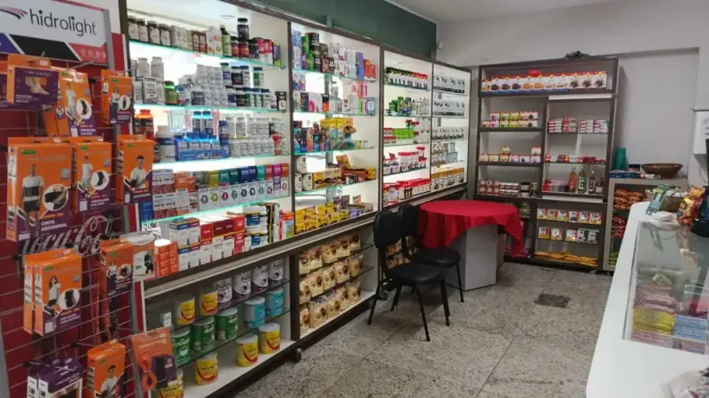 Prateleiras com suplementos e produtos diet